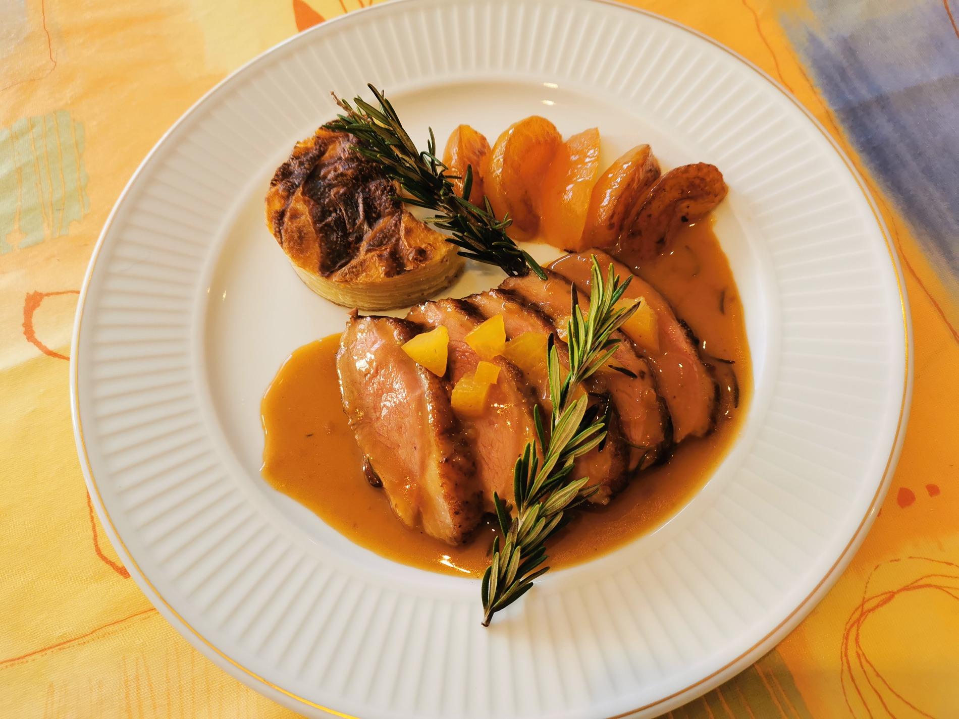 Magret de canard aux abricots et romarin - Mehun Gastronomie